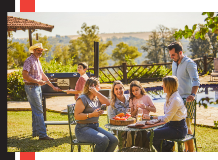 família almoçando churrasco